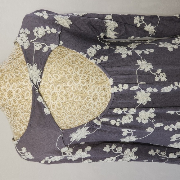 Altar'd-State Cool Grey White Floral Embroidered Bell Sleeve Cut-Out Back Mini S - Picture 8 of 16